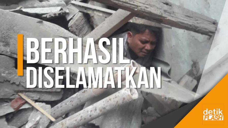 Dramatis! Evakuasi Korban Terjepit Tembok Roboh SMPN 32 Jakarta