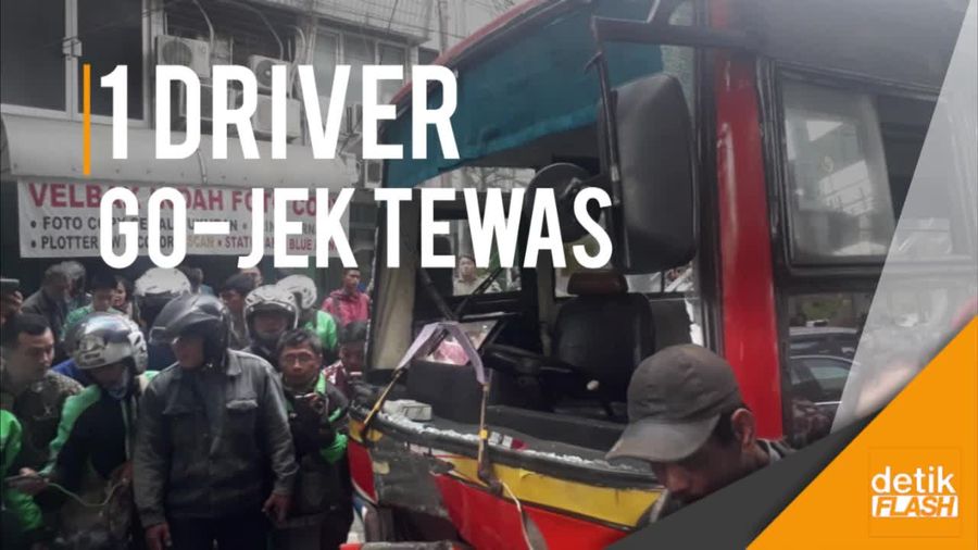 Metromini Tabrak Pemotor di Flyover Kebayoran Baru