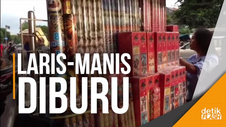 Pedagang Kembang Api Mulai Banjiri Pasar Gembrong