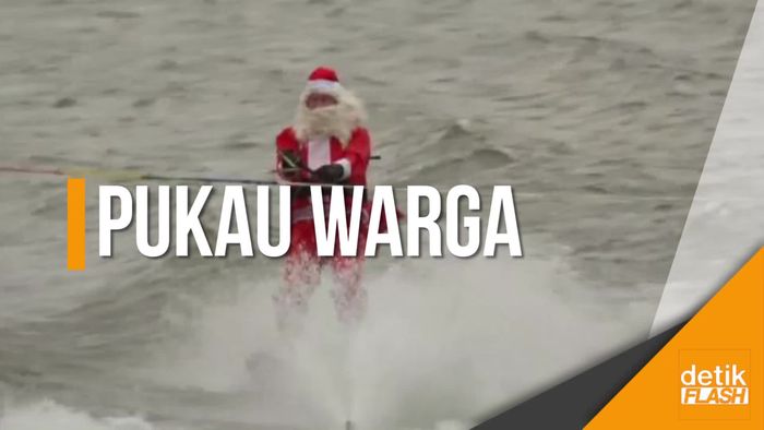 Seru! Ada Aksi Santa Bermain Ski Air