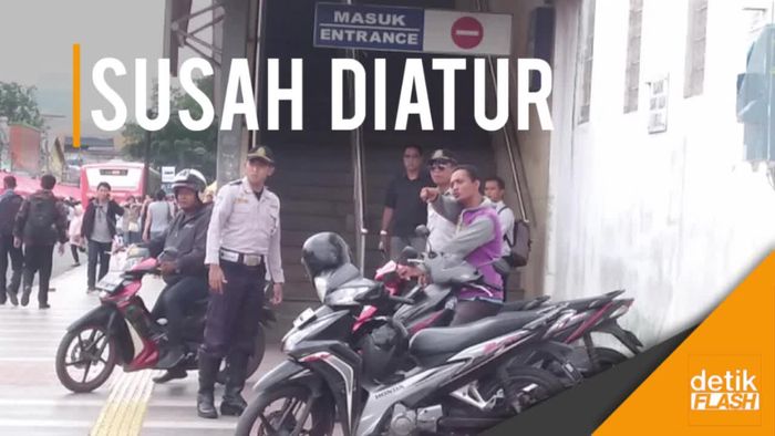 Opang Masih Bandel Mangkal Di Trotoar