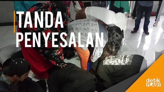 Anggota Geng Motor Nangis Cium Kaki Ibu