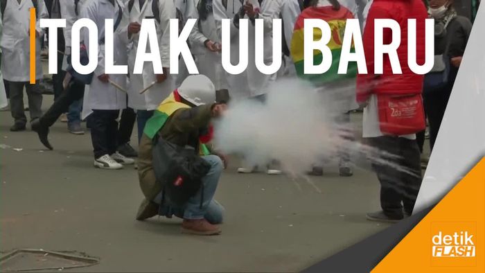 Demo Besar-besaran, Dokter dan Tenaga Medis Bentrok dengan Polisi