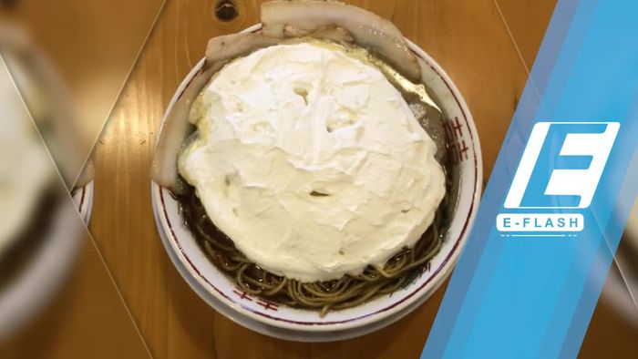 Unik! Ramen Berkuah Kacang Merah dengan Topping Whipped Cream