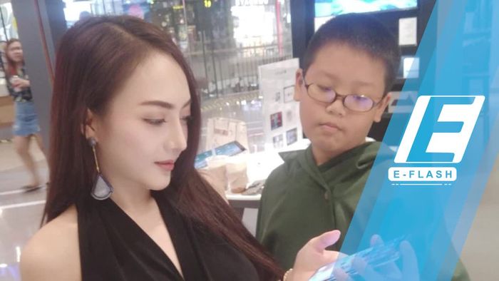 Gokil! Bocah 10 Tahun Ini Hadiahi Model Seksi iPhone X