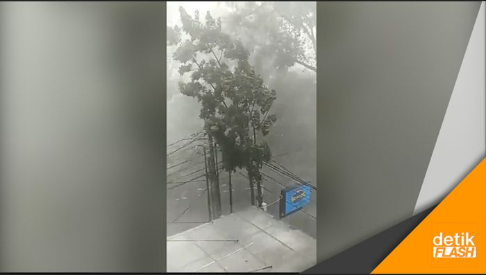 Tak Hanya Hujan Badai, Ada Hujan Es di Kota Bandung