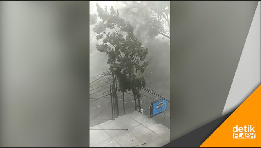 Tak Hanya Hujan Badai, Ada Hujan Es di Kota Bandung
