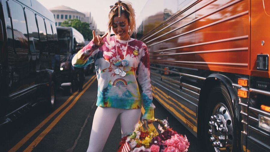 Dukung LGBT, Miley Cyrus Rilis Sneakers Bareng Converse