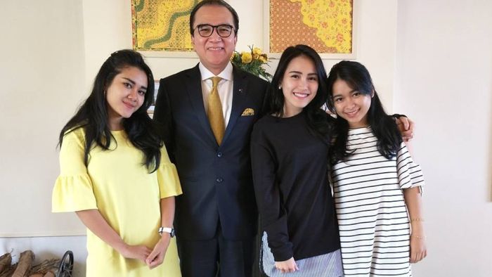 Kunjungi Rumah Dubes, Ayu Ting Ting Dinilai Salah Kostum