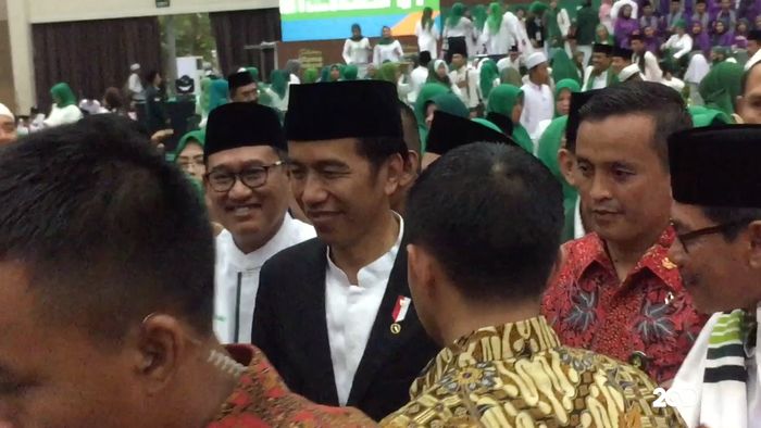 Senyum Maut Jokowi untuk Ibu-ibu 