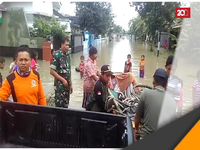 Evakuasi Nenek-nenek dari Banjir di Kab. Blitar