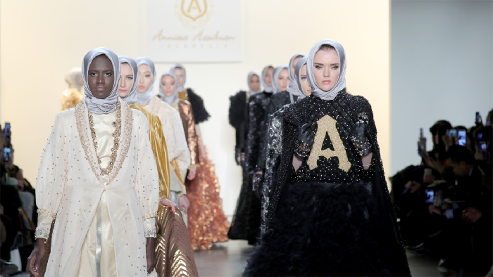 Show Anniesa Hasibuan Pukau Penonton New York Fashion Week