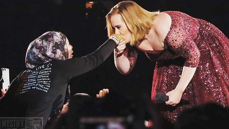 Cium Tangan Hijabers Saat Konser, Adele Dibanjiri Pujian