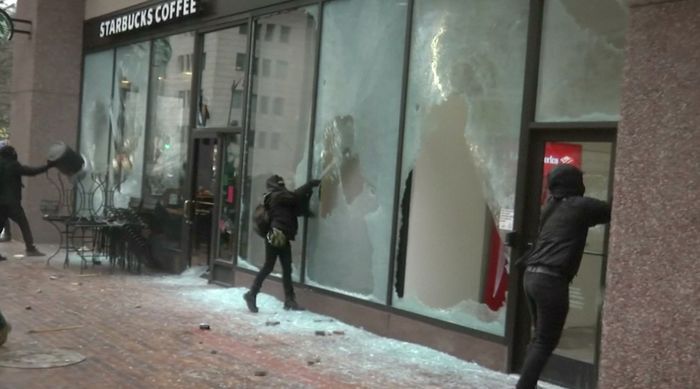 Aksi Anarkistis Kelompok Anti-Trump di Washington