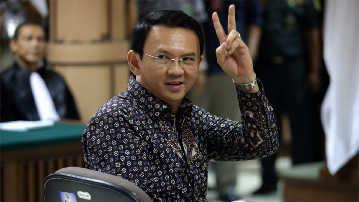 Batik dan Salam 2 Jari Ahok di Ruang Sidang