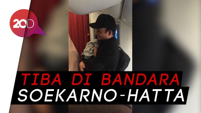 Momen Kedatangan Novel Baswedan di Tanah Air
