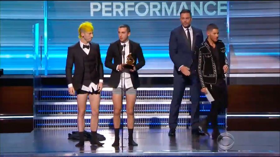 Menang Best Duo/Group, Twenty One Pilots Buka Celana