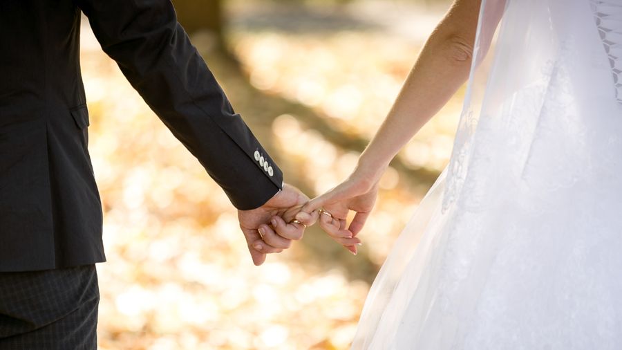 5 Selebriti Ini Nikah di Usia Belasan Tahun
