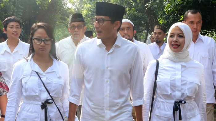 Kompak! Istri Anies dan Sandiaga Cantik Berkemeja Putih