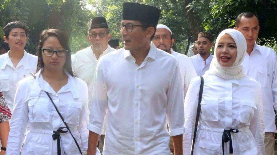 Kompak! Istri Anies dan Sandiaga Cantik Berkemeja Putih
