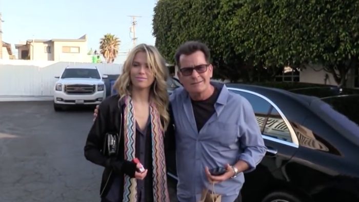 Pasca Ngaku HIV, Charlie Sheen Kini Punya Pacar Baru