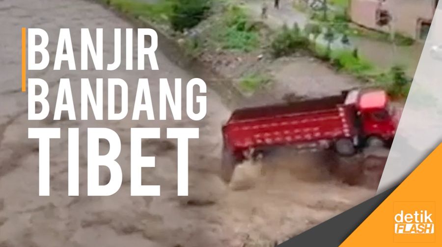 Bangunan Roboh Disapu Banjir di Tibet 