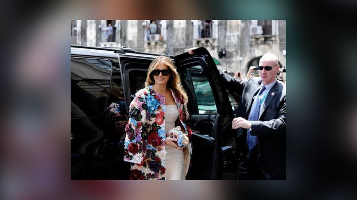 Melania Trump Pakai Coat Rp 685 Juta Saat di Italia
