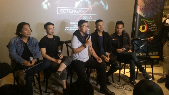 Tepis Bubar, Ungu Rilis Setengah Gila