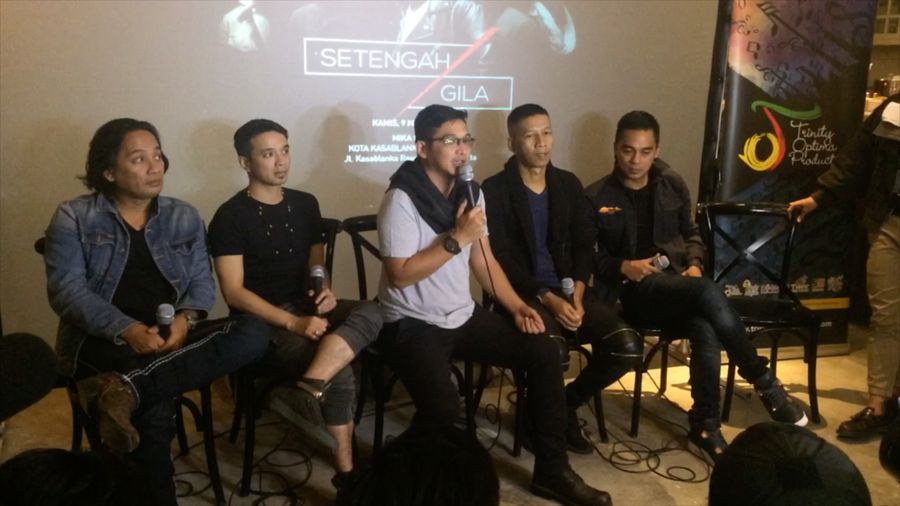 Tepis Bubar, Ungu Rilis Setengah Gila