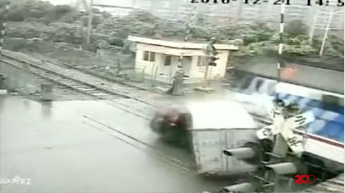 CCTV Rekam Kecelakaan di Perlintasan Kereta
