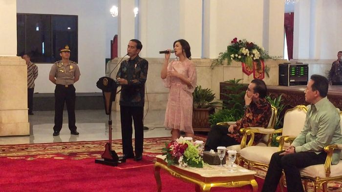 Selesai Nyanyi, Raisa Minta Sepeda ke Jokowi