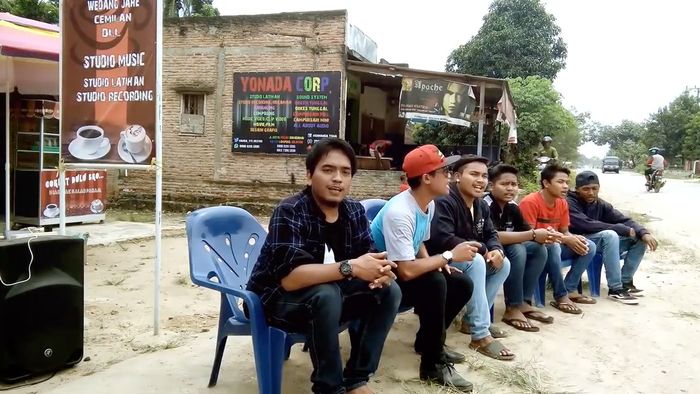 Protes Jalanan Rusak, Remaja Lampung Bikin Lagu ala Boyband