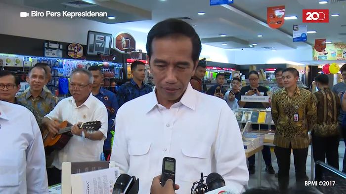 Kunjungi Maluku City Mall, Jokowi Sempatkan Beli Buku