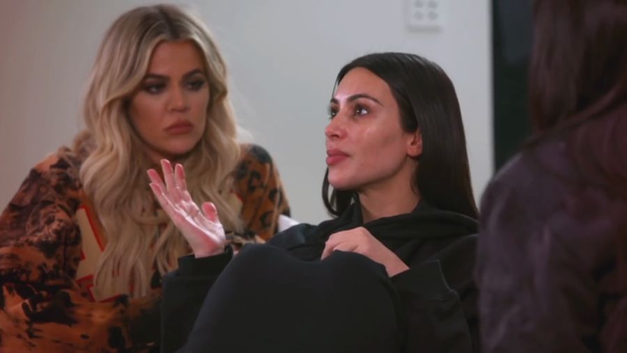 Kim Kardashian Baca Buku Tentang Kematian Pasca Perampokan di Paris