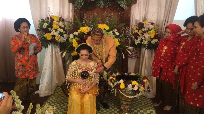 Poppy Putri Gelar Tingkeban Kehamilan Pertama