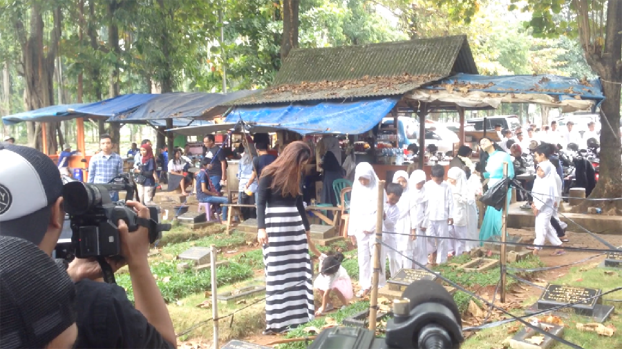 Keluarga dan Anak Yatim Ziarah Kubur di Hari Ulang Tahun Jupe