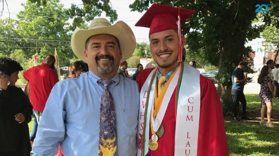 Kejutan! Ayah Pakai Dasi Pokemon di Wisuda SMA Anaknya