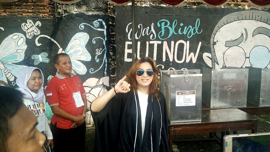 Gaya OK OCE Jane Shalimar Saat Foto Bareng Warga di TPS FPI