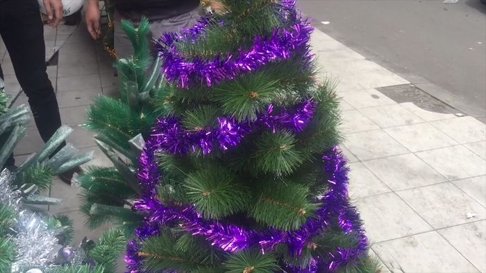 Berburu Pernak Pernik Natal di Pasar Asemka