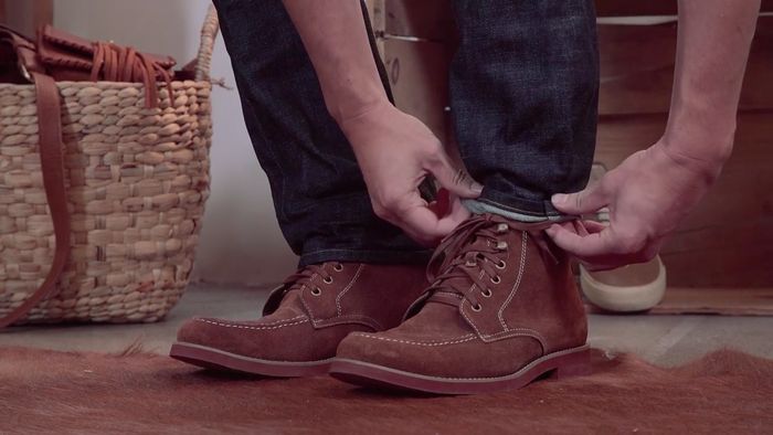 Tren Fashion dari Selebriti: Lipat Bagian Bawah Jeans