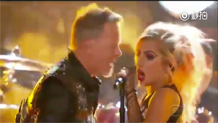 Mikrofon Mati Nodai Duet Metallica dan Lady Gaga
