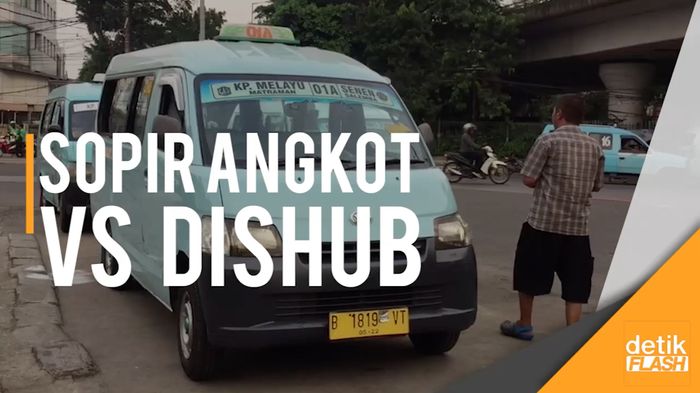Adu Jotos Sopir Angkot dengan Petugas Dishub