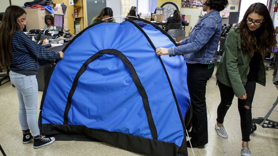 Sekelompok Siswa Bikin Tenda Tenaga Surya untuk Tunawisma