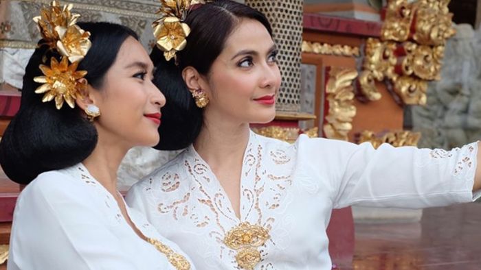Pakai Baju Adat Bali, Cantikan Happy Salma atau Maudy Koesnaedi?