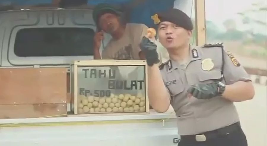 Lihat Aksi Kocak Polisi Nge-rap Lagu Tahu Bulat