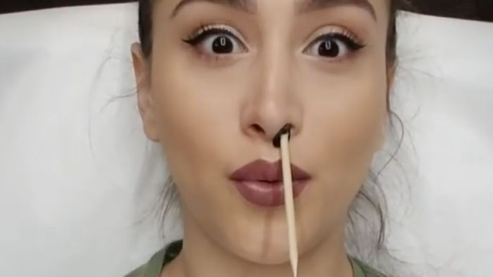 Viral! Video Wanita Cantik Cabut Bulu Hidung