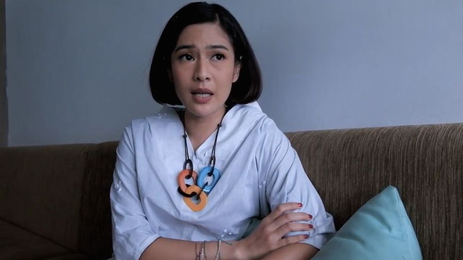 Lewat Video, Dian Sastro Jelaskan Insiden Tepis Tangan Fans