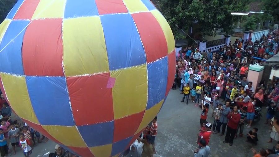 Balon Warna-warni Hiasi Langit Jombang