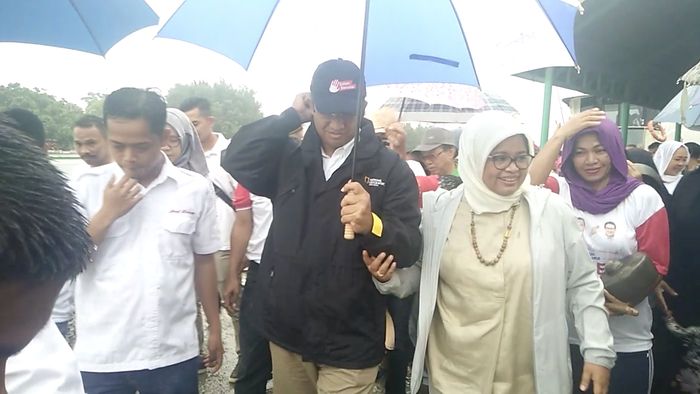 Romantisnya Anies dan Istri Saat Blusukan ke Pulau Panggang