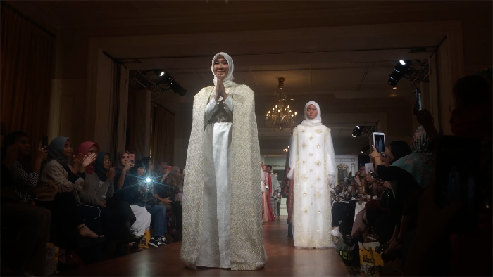 Tampilan Fashion Lebih Segar dari Dian Pelangi 
